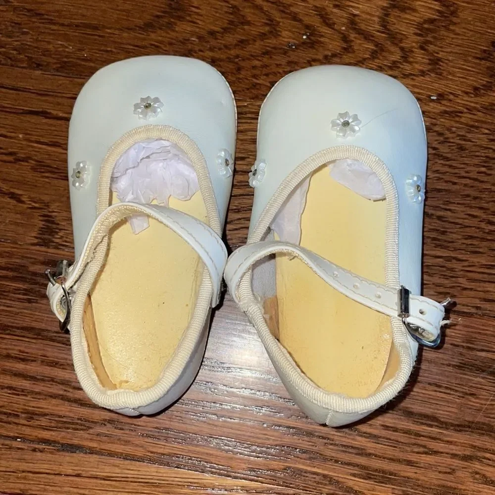 Vtg baby girl white Mary Jane‎ type shoes with white bead flowers on top